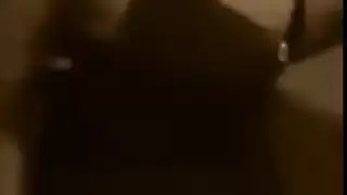 رقصة صديقتي القحبة بقميص النوم الأحمر تنتهي بقذف داخل مهبلها على السرير