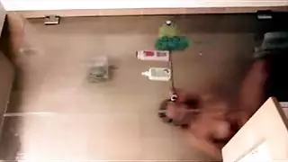 فتاة يائسة بملابس داخلية حمراء تأخذ قضيبًا كبيرًا وتصل بصوت عالٍ