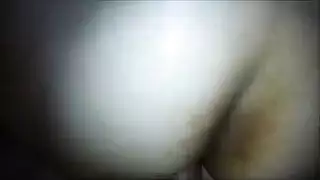 سمراء تمارس الجنس وهي تشاهد أفلام إباحية وتنزل مرارًا