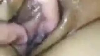 خادمة فلبينية تنتشر ساقيها لعملها المثير