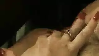 كانت امرأة شقراء جميلة ترتدي جواربها أثناء الحصول على مارس الجنس من الصعب في نقع كس الرطب