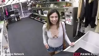 مثارة ويائسة من أجل قذف حلق قاسٍ