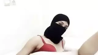 مشهد إباحي: فتاة عربية خجولة في حجاب تداعب فرجها المتساقط