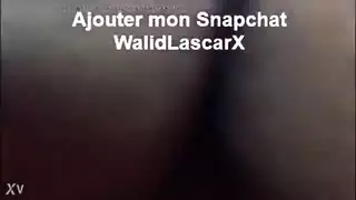 خلف الأبواب المغلقة: عاهرة محجبة تأخذ قضيبًا في غرفة التسمير