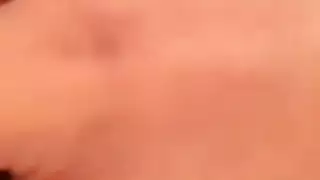 فيديو إباحي في جزيرة: إصبع عميق في فتحتها الضيقة