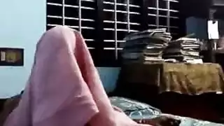 جميلة ناضجة تخلع ملابسها لعمل xxx