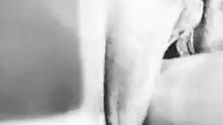 زوجان متزوجان يتعرضان لعصابة جنسية قاسية على أريكة غرفة المعيشة