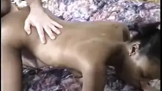 فتاة سوداء ذات شعر كثيف تُمارس الجنس الجماعي مع شباب عرب