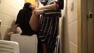 رئيس في إسطنبول يضاجع مؤخرة خادمته بعنف وعمق