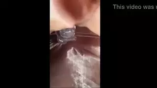 موسيقي شهير ومؤثرة ساخنة في فيلم إباحي عن عذراء تتعرض لجماع شرجي قاسي باستخدام دسارة زجاجية ضخمة