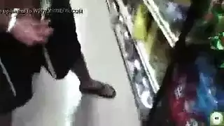 امرأة ناضجة شقراء تصطاد لحماً أسوداً لجلسة إيلاج مزدوج