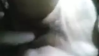 مصري يستغلك غياب اهله بيزنق اخته صغيره ويمص في رقبتها