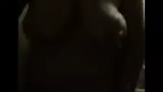 خيال تبادل الزوجات المشاغب: فيلم إباحي لثلاثي قوي في الحمام