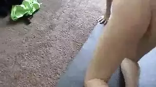 فتاة مشاغبة تجد صديقتها في المكتب عارية وينخرطن في لعق بظر شغوف