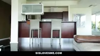 فتاة سمراء متعرجة تمارس جنس شرجي ولعب بالأثداء في فيلم إباحي