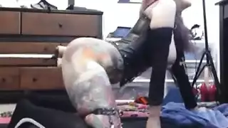 الفتاة المفلسة تأخذ قذفًا شرجيًا عميقًا