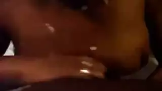 حفلة جنسية مثلية معصوبة العينين تقاطعها عضوة سوداء ضخمة