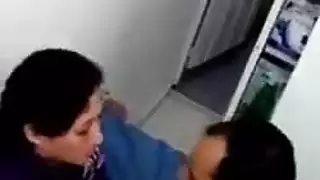 إثارة عصابة المكتب: فتاة تأخذ قضيبين لجلسة اختراق مزدوج