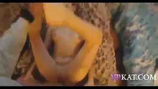 الفتاة الآسيوية الشابة تأخذ قضيبًا خشنًا من الرجل الذي تتوق إليه