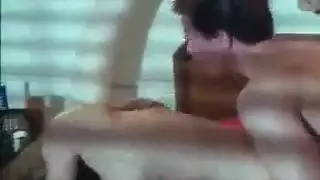 عاهرة بشعر مجعد تمارس جنس كلابي قاسي من فحل هولندي