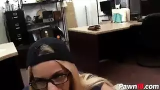 شقراء ساخنة تأخذ قضيباً غليظاً عميقاً في فمها