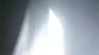 عمال الفندق ينيكو شرموطة سكرانة في حمام الفندق