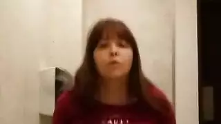 هاوية رائعة تتباهى بثدييها الثقيلين في دردشة إباحية