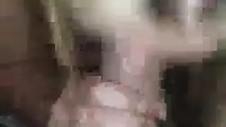 على ركبتيها المجري افتضاحي