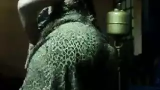 زوجة بمؤخرة منحنية تجعل عشيقها مستعداً ومشتاقاً