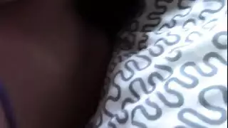 الام تتكلم على الهاتف